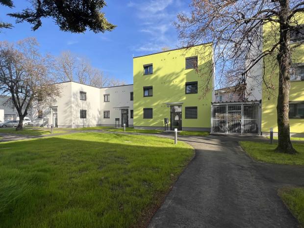 Blick auf Gebäudeeinheiten der Universitätsstraße 68