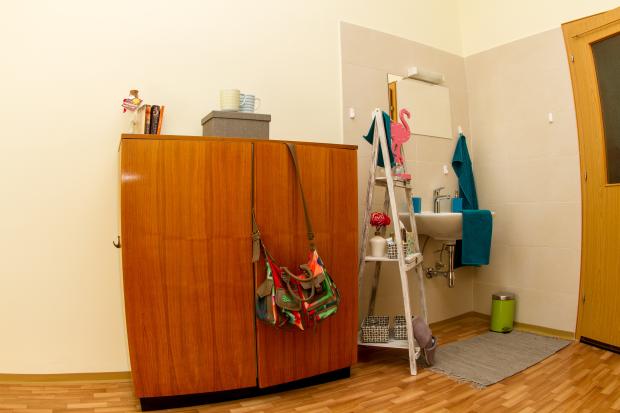 Blick auf Zimmer mit Waschbecken