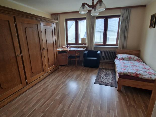 Großes Einbettzimmer