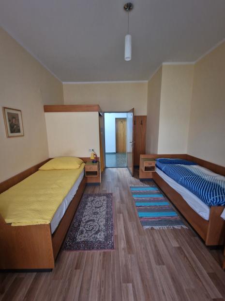 Kleines Einbettzimmer mit Fließwasser